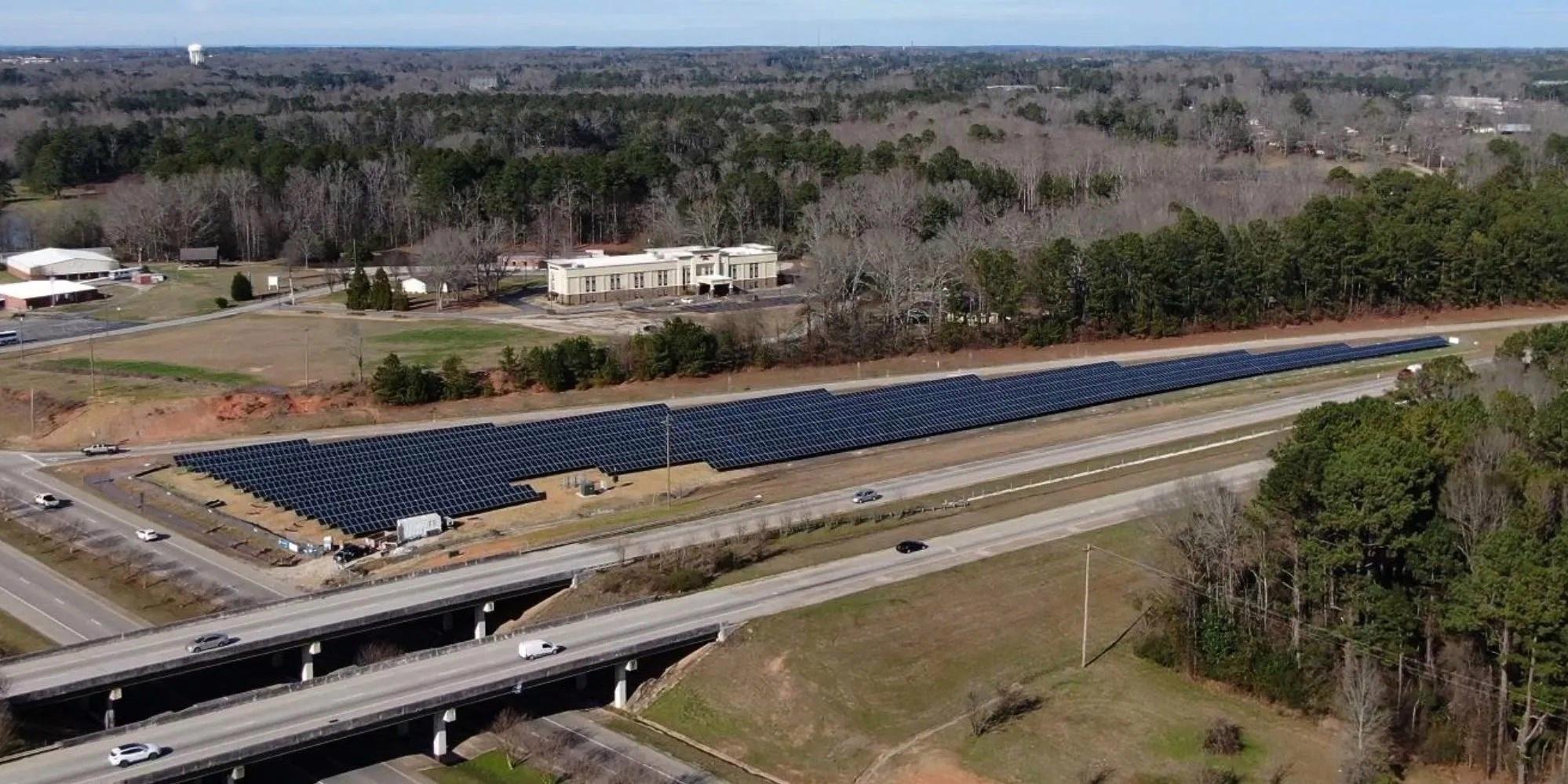 Enerji için otoyollara güneş panelleri kurulmaya başlandı