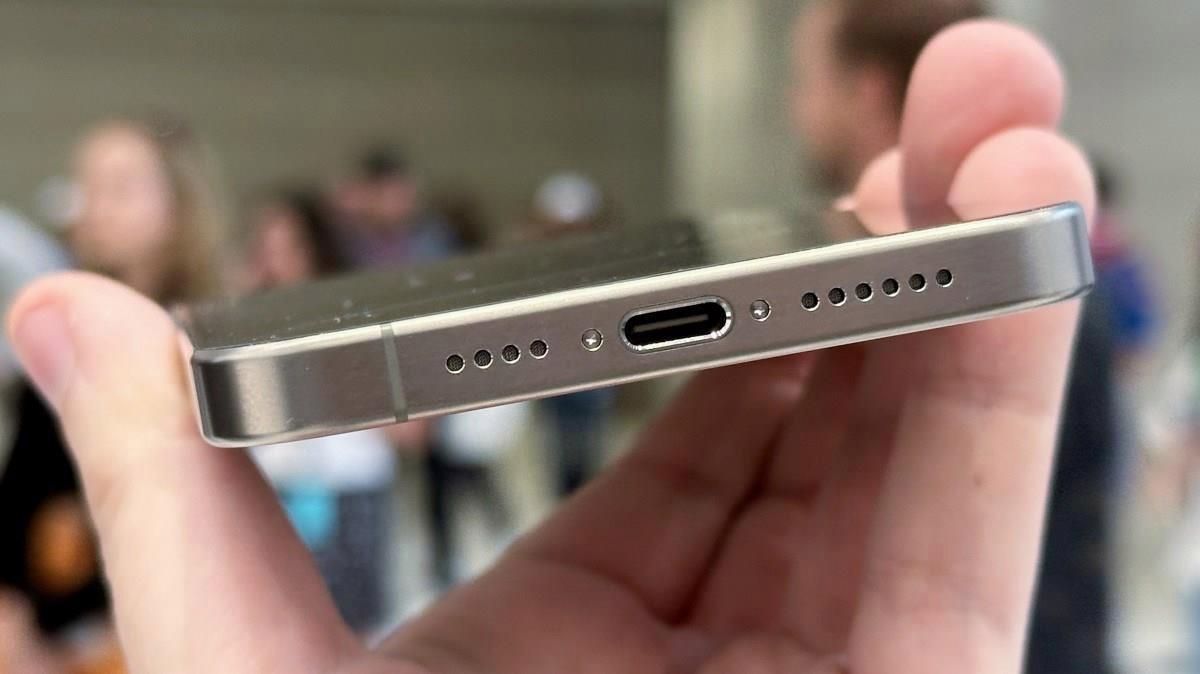iPhone 15, Apple sertifikalı olmayan USB-C kablolarla tam hızda şarj olacak
