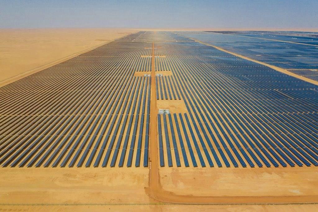 Abu Dabi’de tek sahada dünyanın en büyük güneş enerjisi santrali devreye girdi