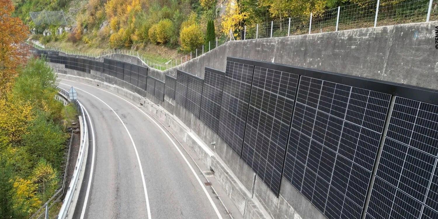 İsviçre’de yol kenarındaki duvarlar güneş panelleriyle kaplandı
