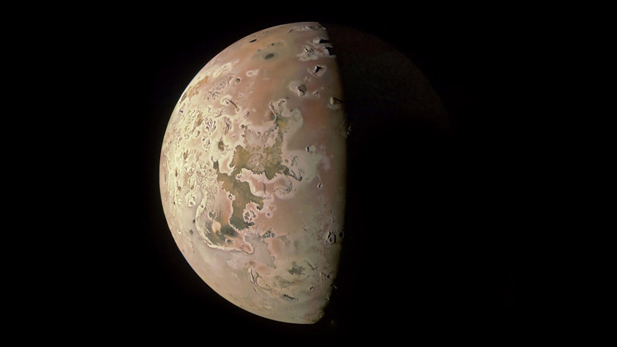 Jüpiter’in volkanik uydusu Io, daha önce hiç böyle görüntülenmemişti