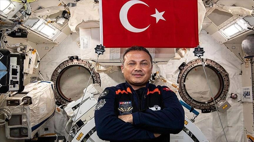 Türk astronot Alper Gezeravcı uzaydaki 10’uncu deneyine başladı