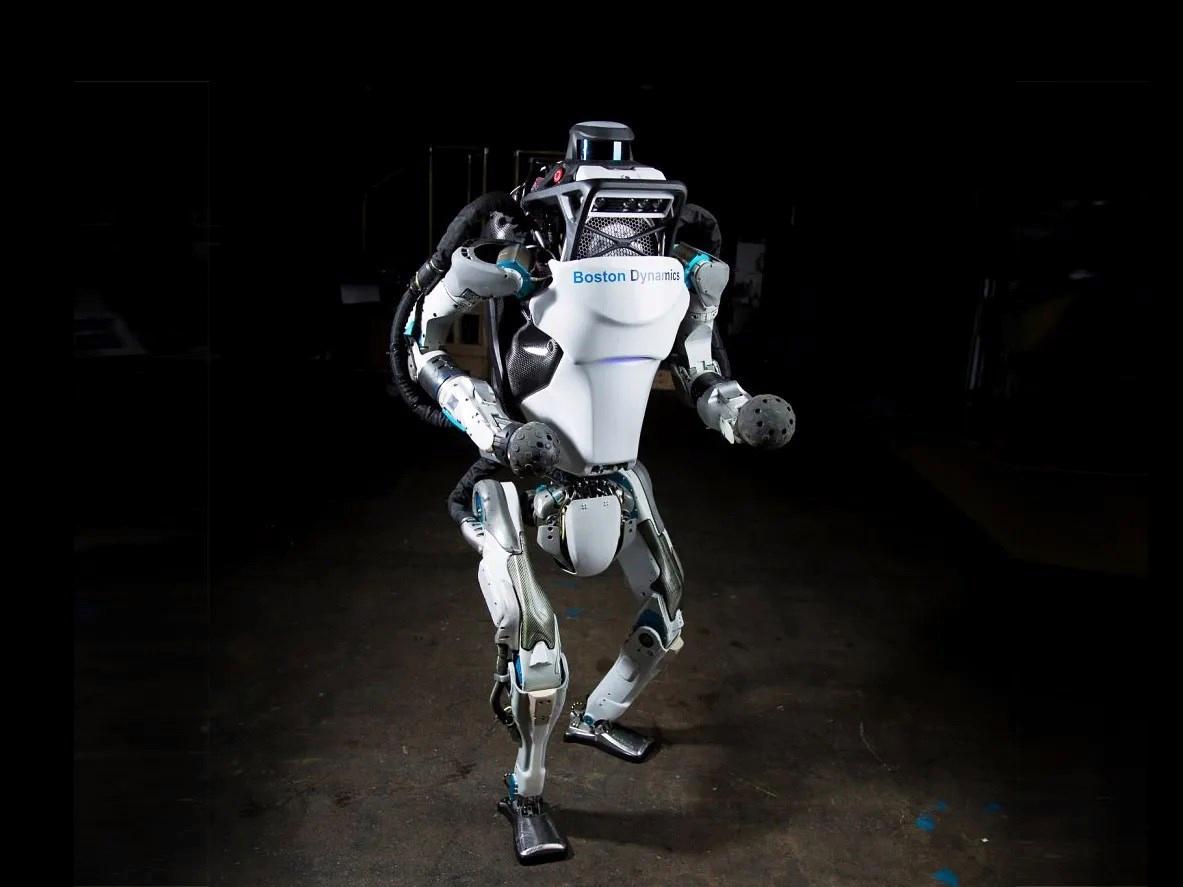 İnsansı robot Atlas, otomotiv işlerinde çalışmak için kolları sıvadı