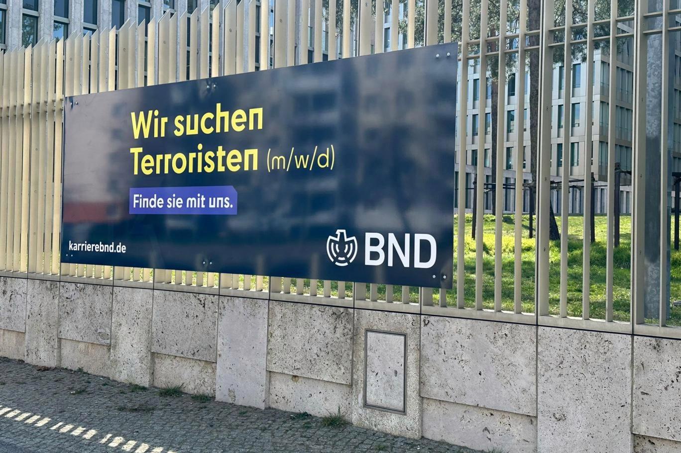 Alman İstihbarat Servisi, sokak afişleriyle ajan arıyor