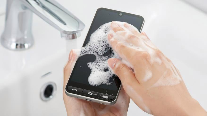 Sharp yaşlılara özel akıllı telefonu satışa sundu: Su ve sabunla yıkanabiliyor
