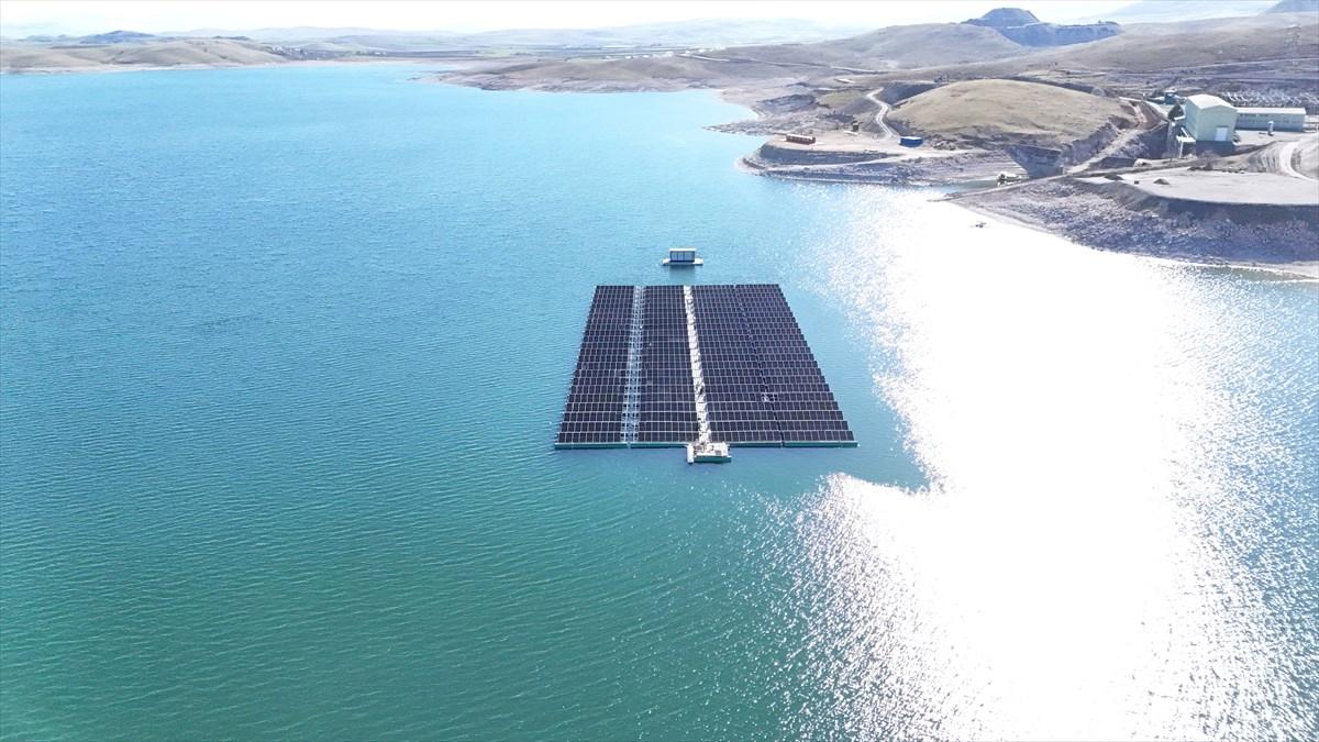 Türkiye’nin ilk yüzer güneş santrali Keban Barajı’na kuruldu