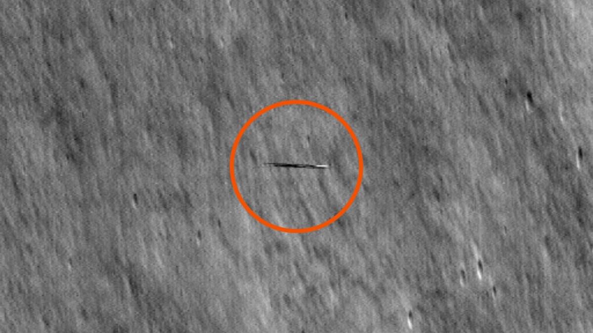 NASA, Ay’ın yörüngesinde dönen tuhaf bir şey tespit etti