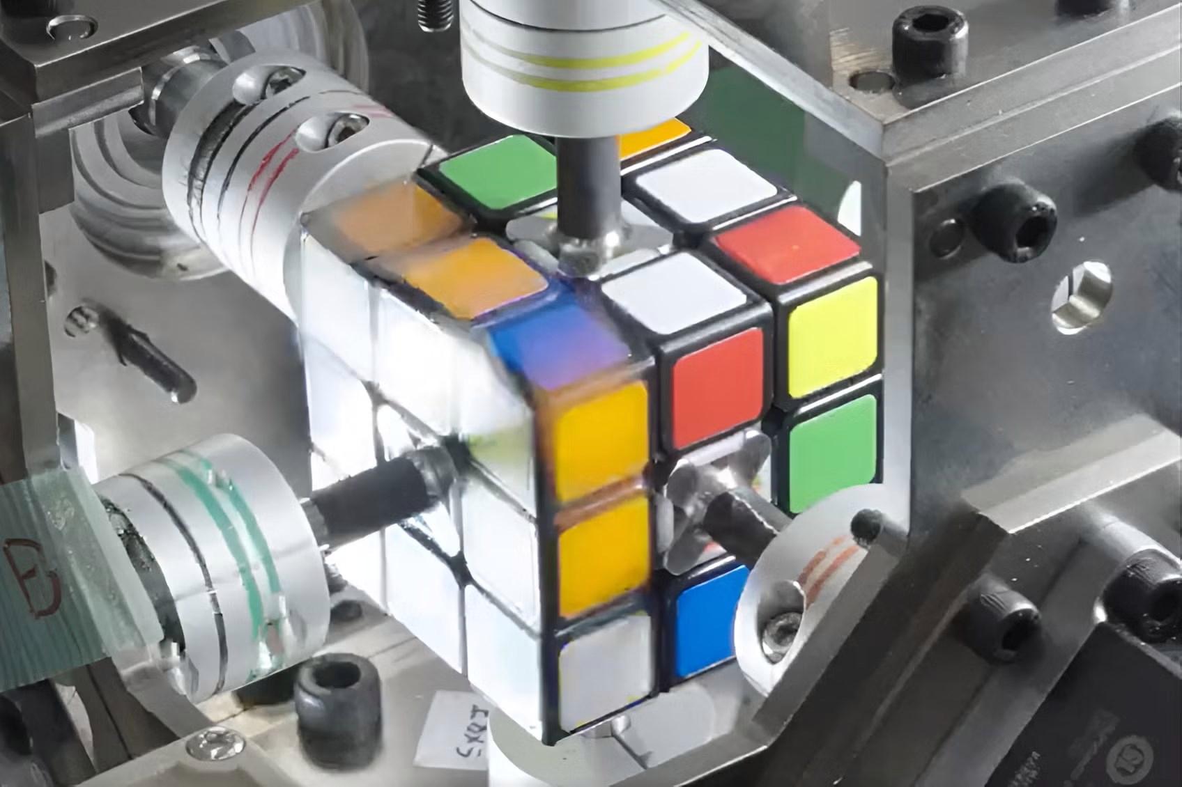 Japonlar, Rubik Küpü’nü 0,3 saniyede çözerek dünya rekoru kırdı