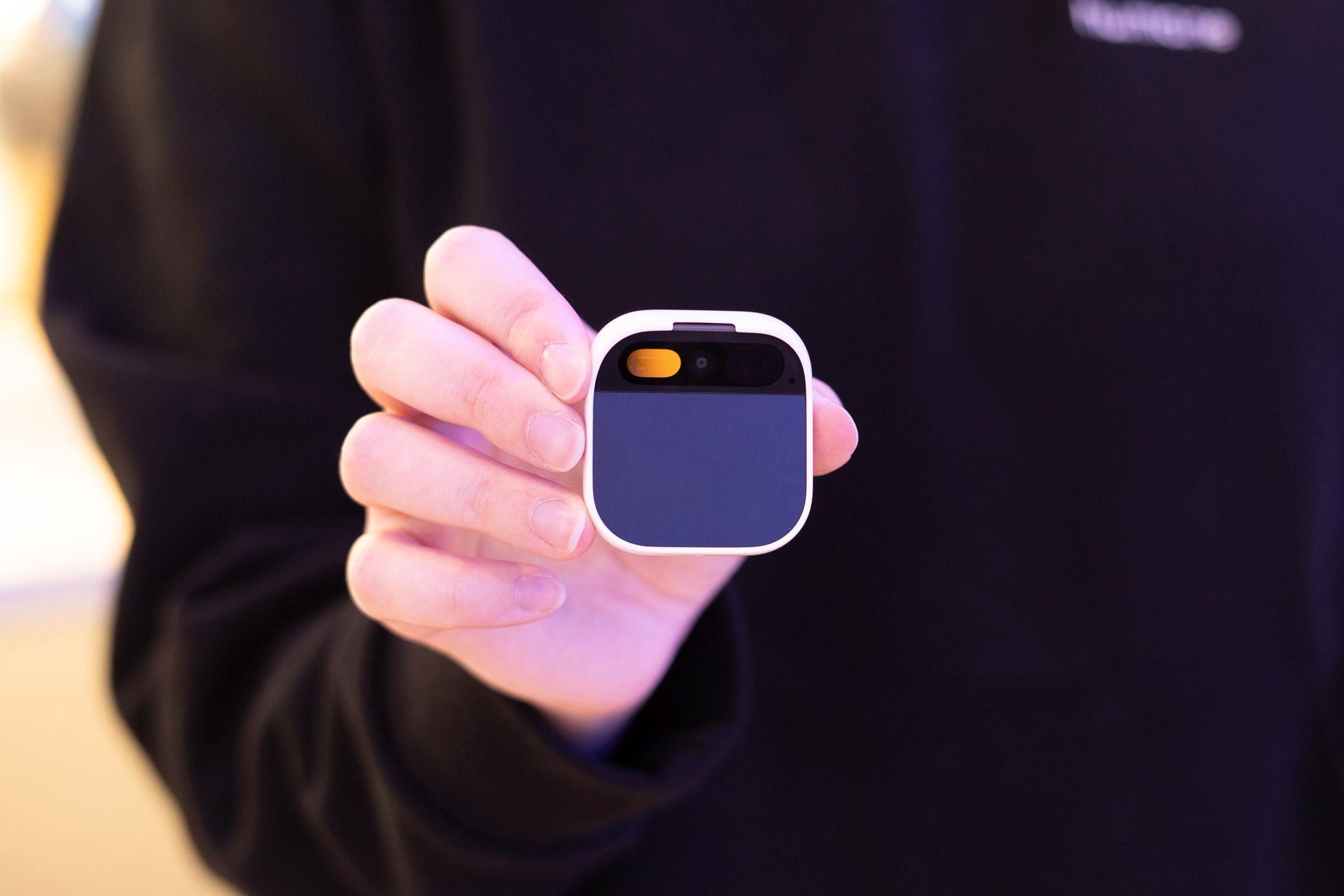 Akıllı telefonların yerini alacak Humane AI Pin kutusunda yanma riski