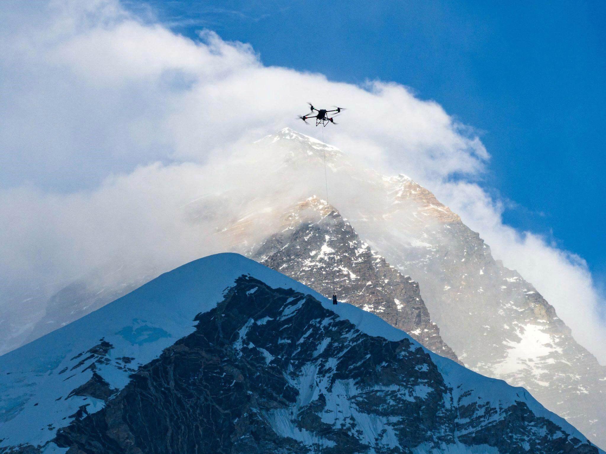 Everest Dağı’nda dünyanın ilk drone teslimatı yapıldı