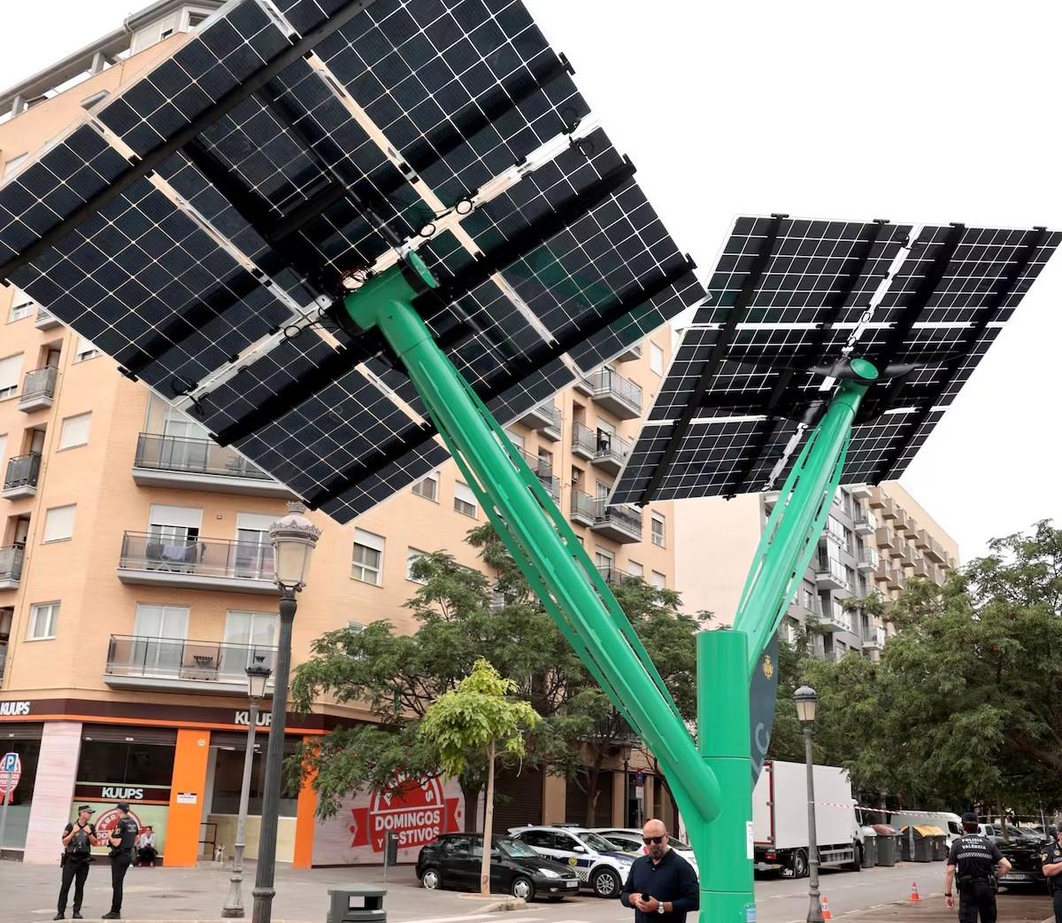 Valencia şehrine, elektrik üreten “güneş ağaçları” kuruldu